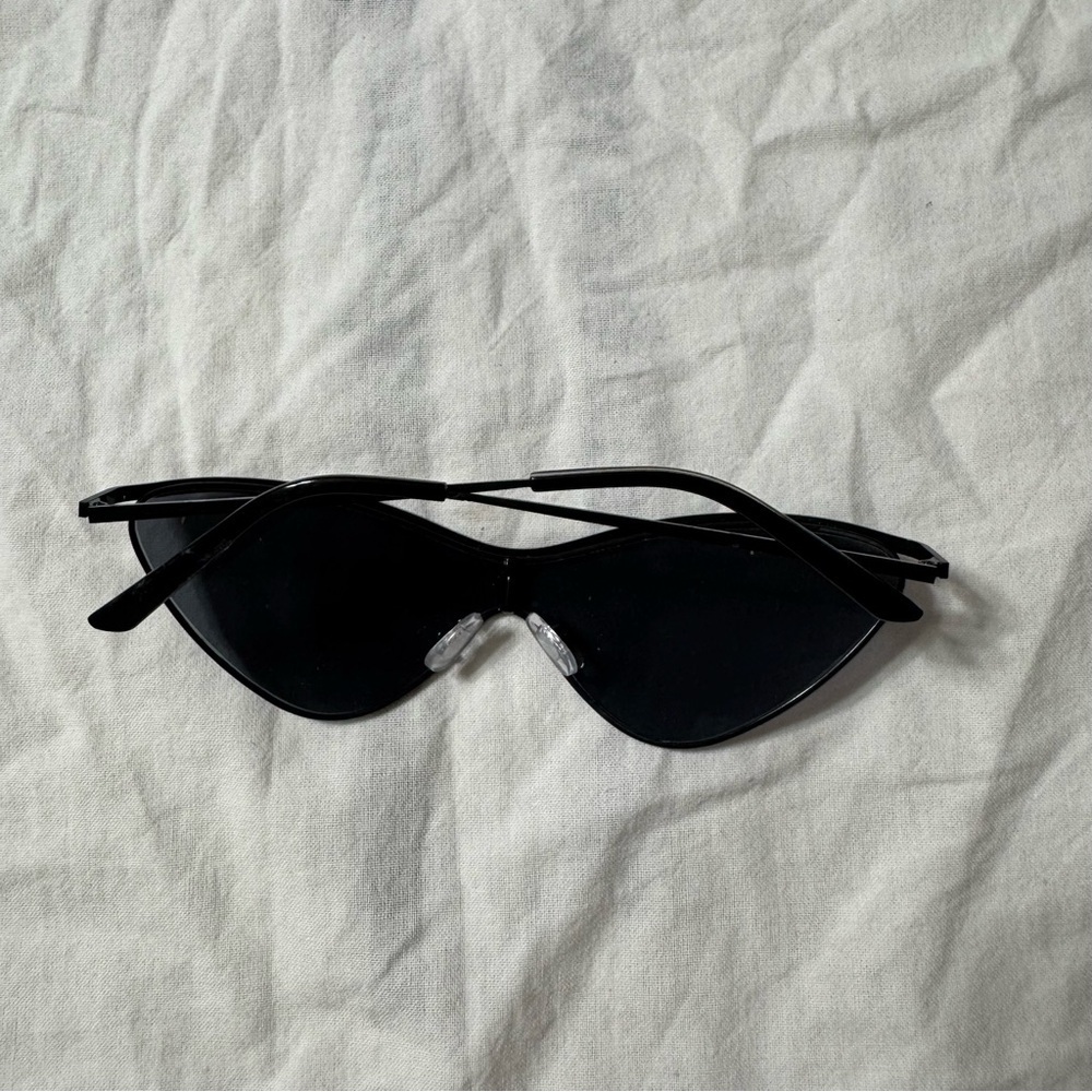 Simply Vera by Vera Wang Black Cat Eye Sunglasses - Picture 2 of 10